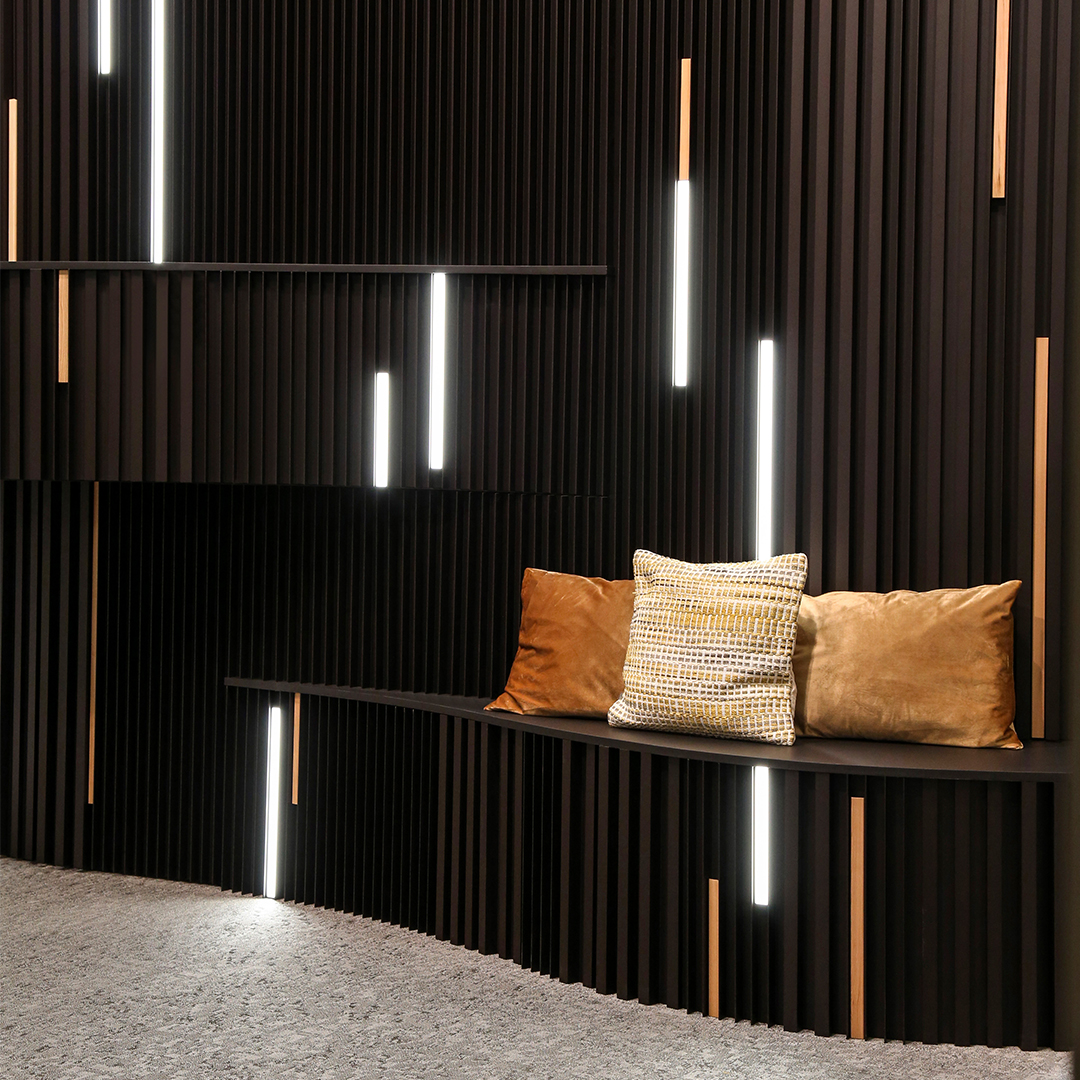 Suncomfort- linarte - verticale gmuurbekleding - renson - materiaal zwarte aluminium in combinatie met hout en LED verlichting - interieur binnen