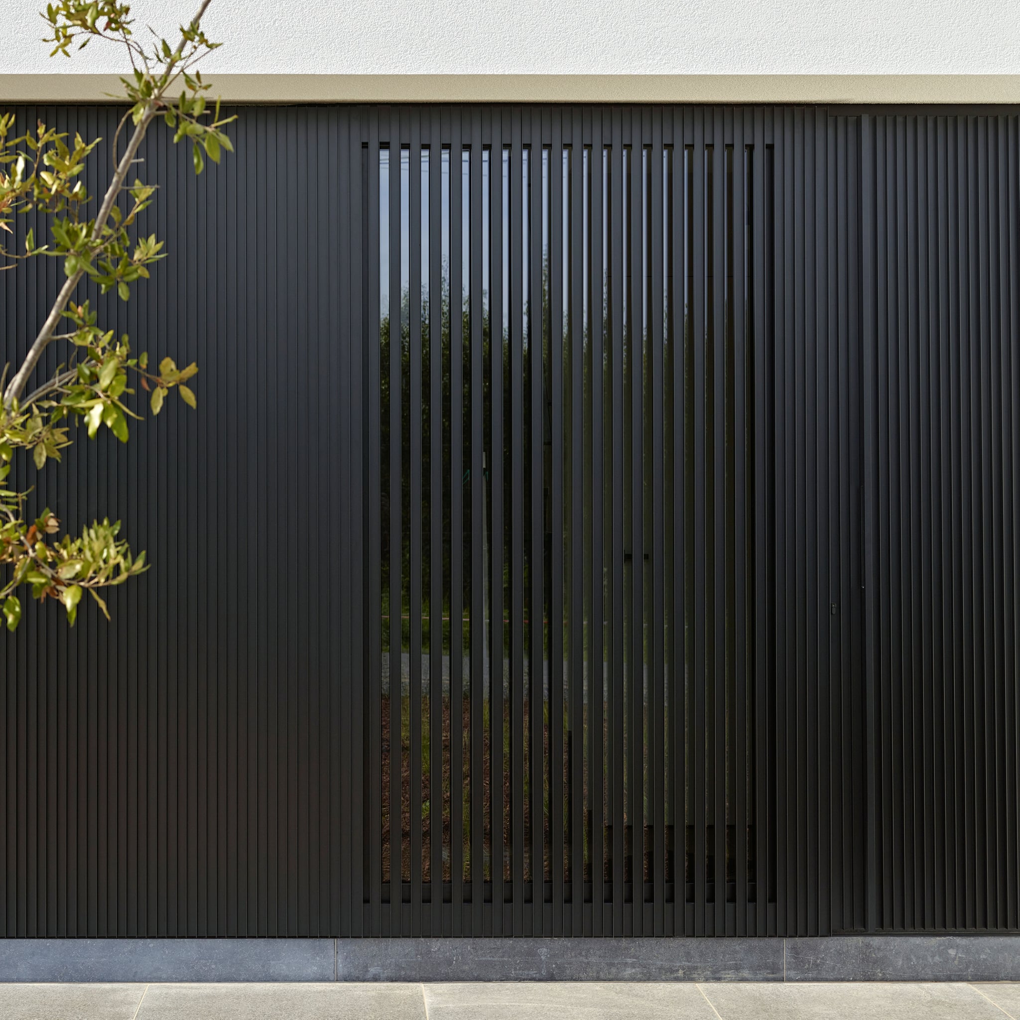 Suncomfort- linarte - verticale gevelbekleding - renson - materiaal zwarte aluminium - linarte voor het raam