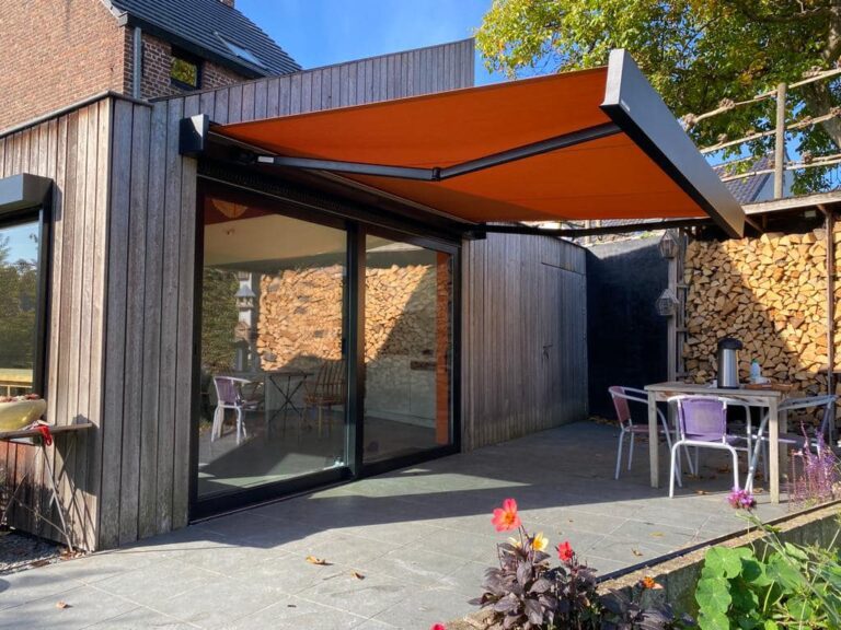 Suncomfort - zonwering - schaduw - weinor - knikarm - luifel - oranje doek - kubata - rechthoekige kast