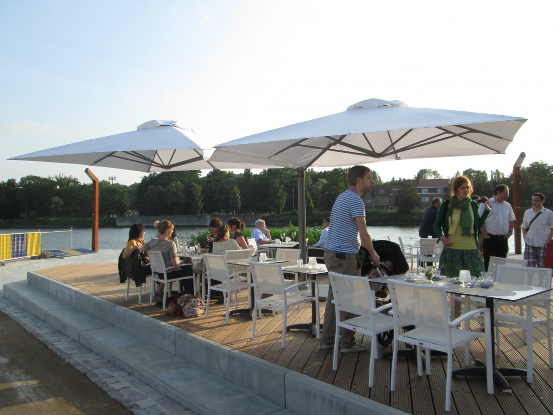 Suncomfort - zonwering - schaduw - parasols - prostor - zweefparasol - horeca