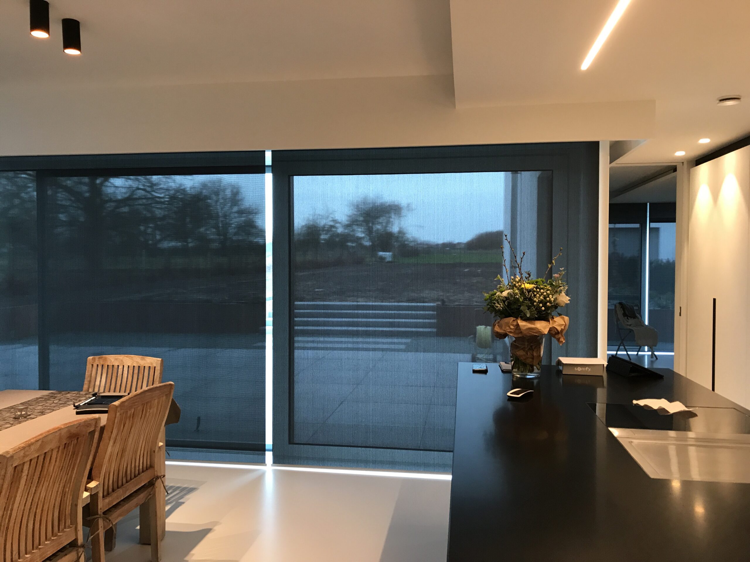 Suncomfort - binnenzonwering - raamdecoratie op maat - rolgordijn - zonwerend en isolerend doek - transparante zwarte stof