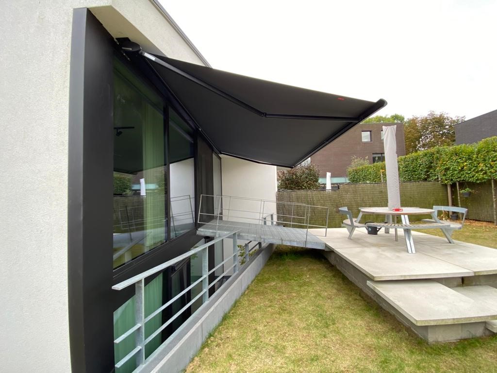 Suncomfort - knikarm - zonneluifel - zonwering - weinor - cassita - grijs doek - zwarte alu kast