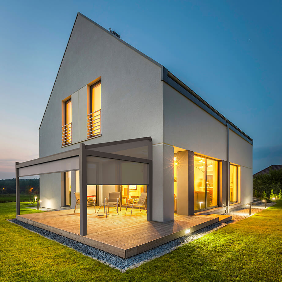 Suncomfort - renson - lapure - terrasoverkapping - screens vooraan en zijwand - sfeer - avond