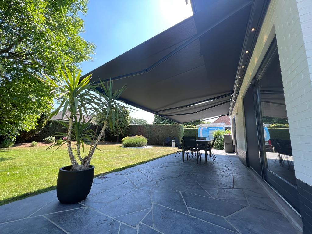 Suncomfort - knikarm - zonneluifel - zonwering - weinor - donker doek - zwarte alu kast - Opal Design Led