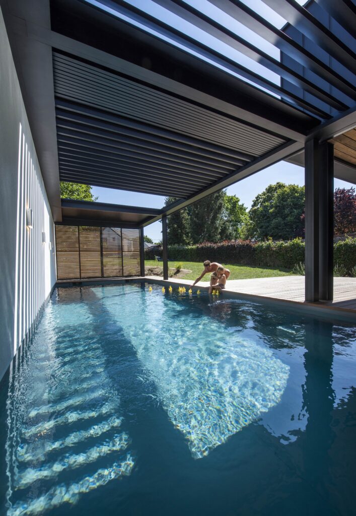 Suncomfort - Algarve - Skye - Outdoor living - pergola - kantelbare lamellen - openschuivend dak - loggia panelen - windvaste screens - renson - zonwering